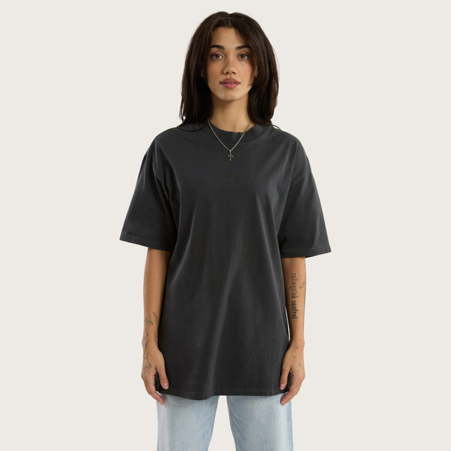 Model wears Brooks Heavy Box Fit Tee Pigment Asphalt T-Shirts in Grey - Image 4