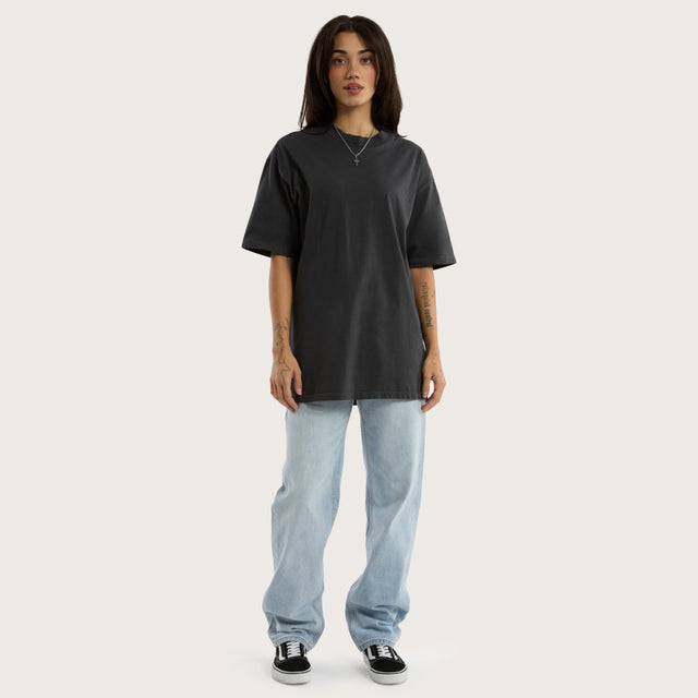 Model wears Brooks Heavy Box Fit Tee Pigment Asphalt T-Shirts in Grey - Image 6