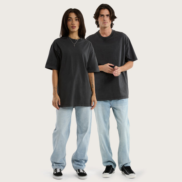Model wears Brooks Heavy Box Fit Tee Pigment Asphalt T-Shirts in Grey - Image 7