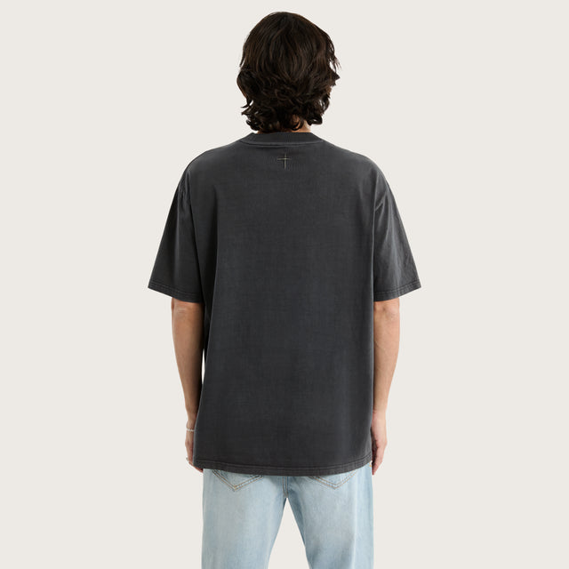 Model wears Brooks Heavy Box Fit Tee Pigment Asphalt T-Shirts in Grey - Image 2