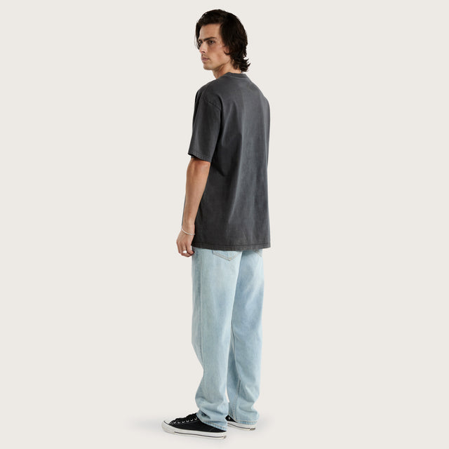 Model wears Brooks Heavy Box Fit Tee Pigment Asphalt T-Shirts in Grey - Image 5