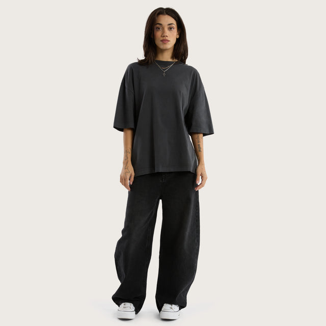 Model wears Gillette Heavy Crop Tee Pigment Asphalt T-Shirts in Grey - Image 6