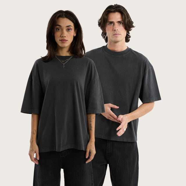 Model wears Gillette Heavy Crop Tee Pigment Asphalt T-Shirts in Grey - Image 2