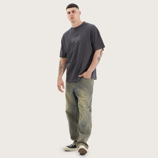 Model wears Reckless Street Tee Pigment Asphalt T-Shirts in Grey - Image 4