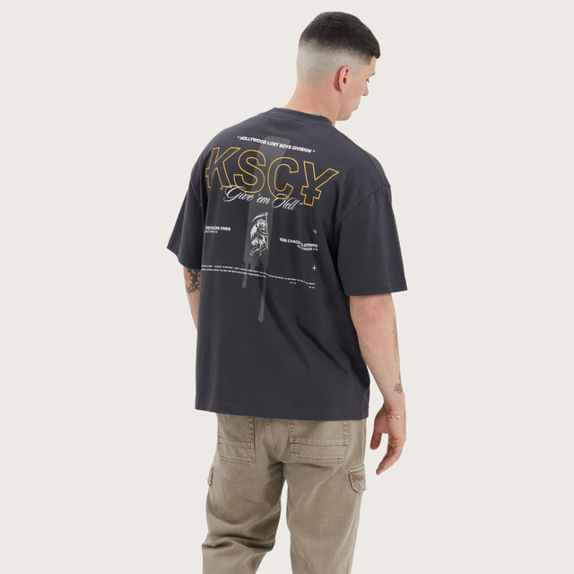 Model wears Aral Street Tee Pigment Anthracite T-Shirts in Black - Image 1