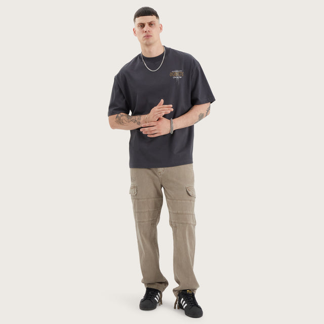 Model wears Aral Street Tee Pigment Anthracite T-Shirts in Black - Image 4