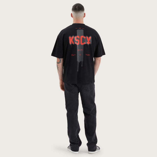 Model wears Corrib Street Tee Anthracite Black T-Shirts in Black - Image 5