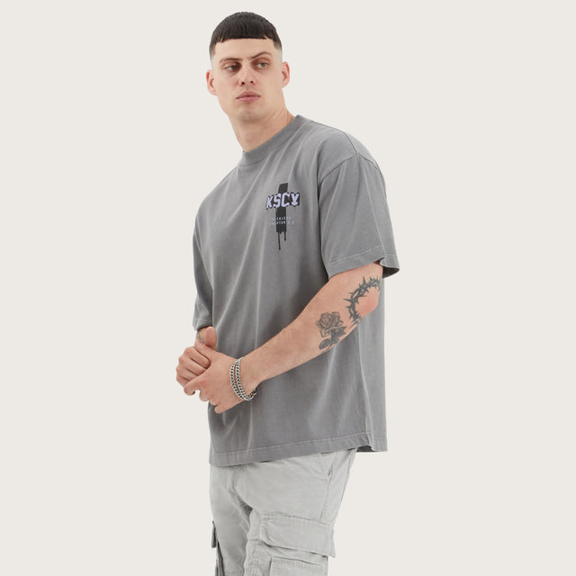 Model wears Corrib Street Tee Pigment Frost Grey T-Shirts in Grey - Image 2