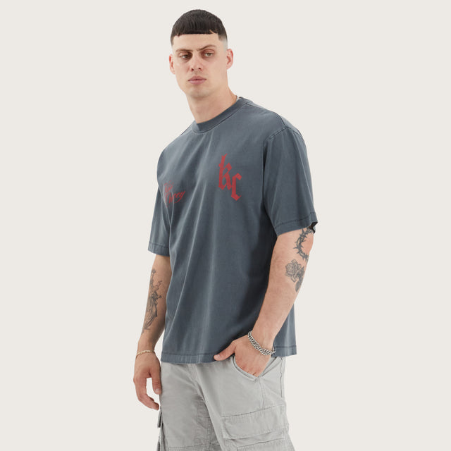 Model wears Ronge Street Tee Pigment Turbulence T-Shirts in Grey - Image 4