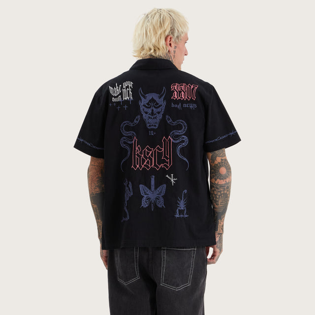 Model wears Menith Mechanic Shirt Jet Black Short Sleeve Shirts in Black - Image 3