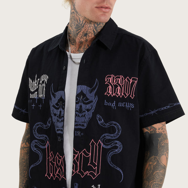 Model wears Menith Mechanic Shirt Jet Black Short Sleeve Shirts in Black - Image 5