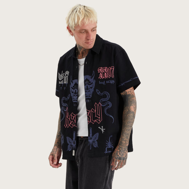 Model wears Menith Mechanic Shirt Jet Black Short Sleeve Shirts in Black - Image 4