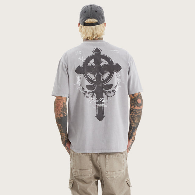 Model wears Adley Box Fit Tee Pigment Silver Sconce T-Shirts in Grey - Image 1