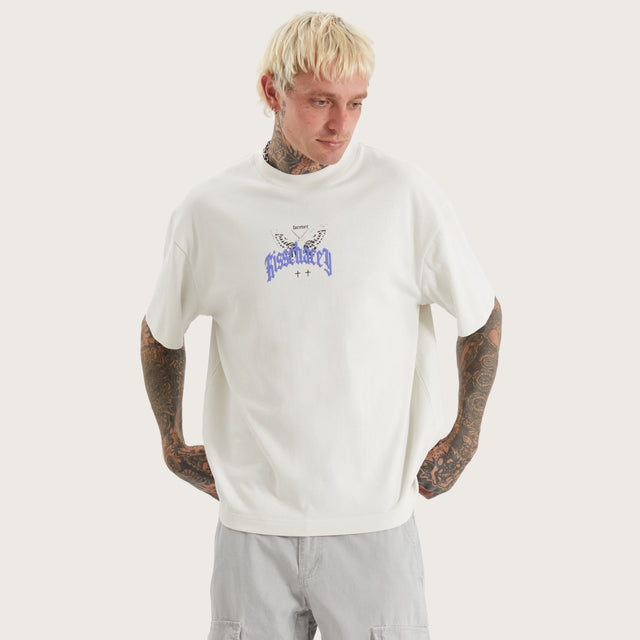 Model wears Morris Street Tee Nimbus Cloud T-Shirts in Grey - Image 2