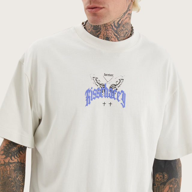 Model wears Morris Street Tee Nimbus Cloud T-Shirts in Grey - Image 3