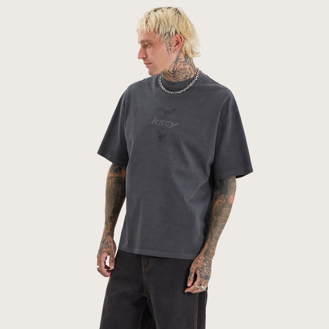 Model wears Tretio Street Tee Pigment Asphalt T-Shirts in Grey - Image 7