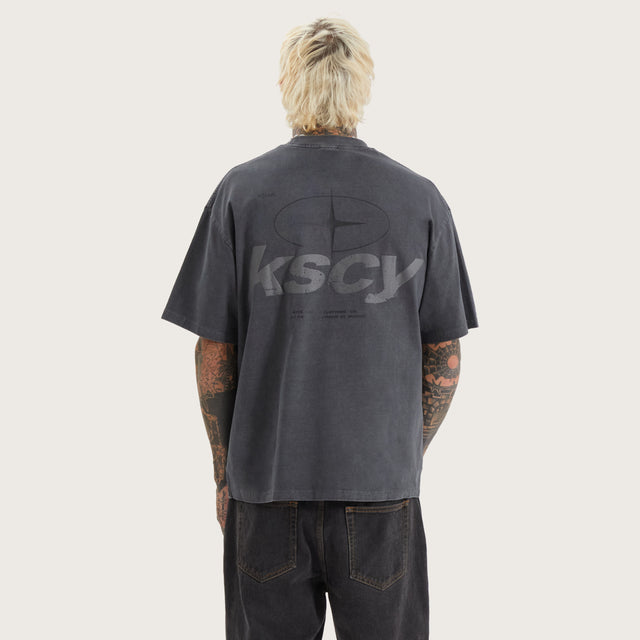 Model wears Tretio Street Tee Pigment Asphalt T-Shirts in Grey - Image 3