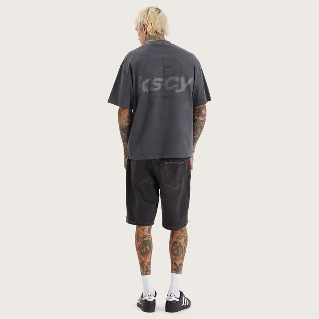 Model wears Tretio Street Tee Pigment Asphalt T-Shirts in Grey - Image 6