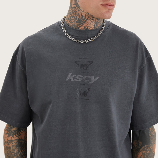 Model wears Tretio Street Tee Pigment Asphalt T-Shirts in Grey - Image 4