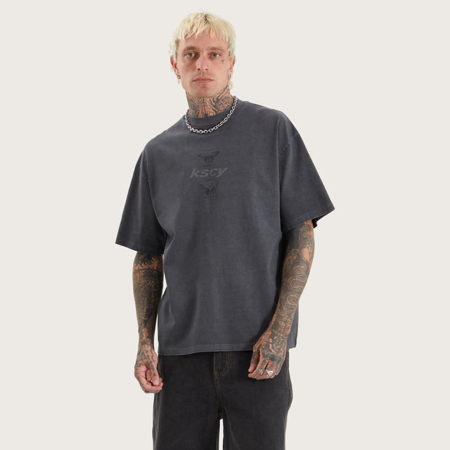 Model wears Tretio Street Tee Pigment Asphalt T-Shirts in Grey - Image 1