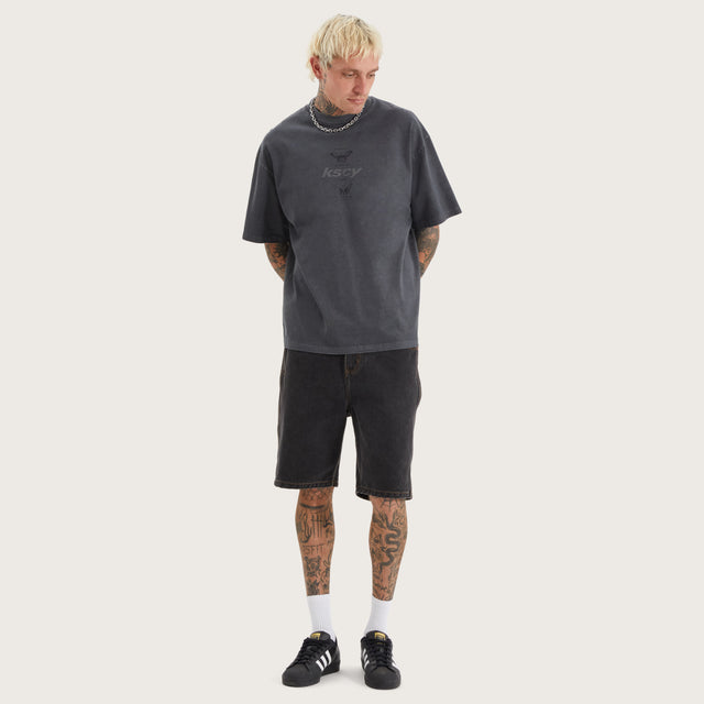 Model wears Tretio Street Tee Pigment Asphalt T-Shirts in Grey - Image 5