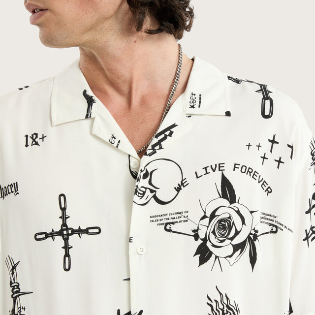 Model wears Thekiss Relaxed Resort Shirt Thekiss print Short Sleeve Shirts in White - Image 2
