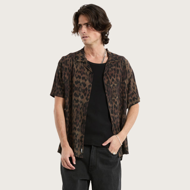 Model wears Spure Relaxed Resort Shirt Leopard Print Short Sleeve Shirts in Brown - Image 1