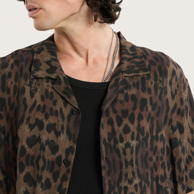 Model wears Spure Relaxed Resort Shirt Leopard Print Short Sleeve Shirts in Brown - Image 2