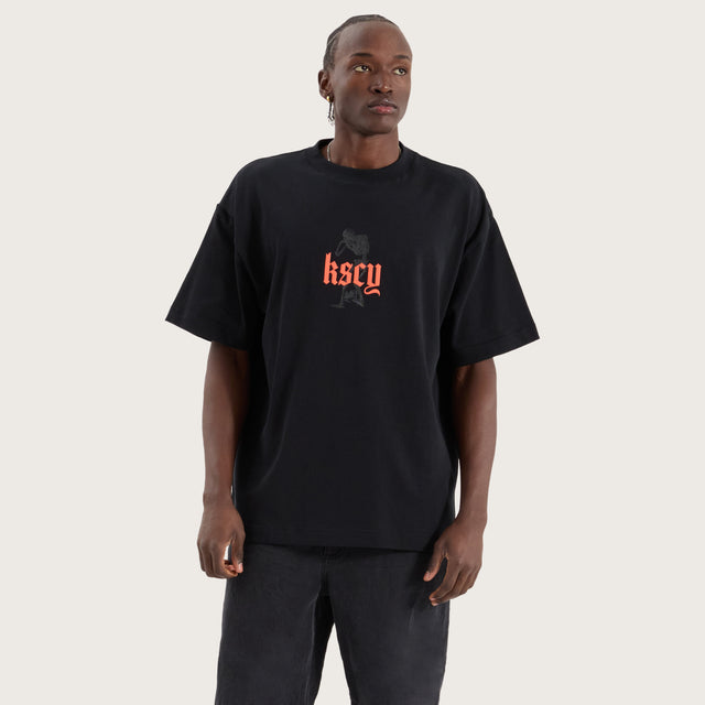 Model wears Intertwined Street Tee Anthracite Black T-Shirts in Black - Image 3