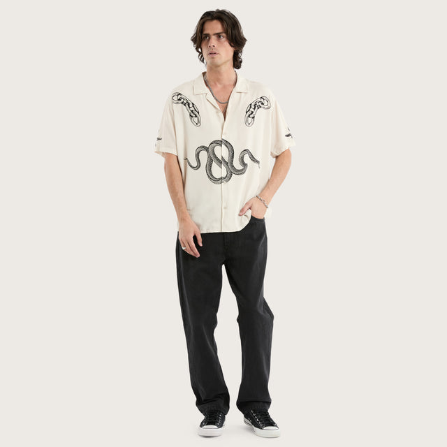 Model wears Flash Relaxed Resort Shirt Moonbeam Short Sleeve Shirts in Beige - Image 3