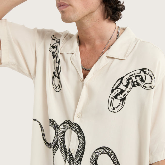 Model wears Flash Relaxed Resort Shirt Moonbeam Short Sleeve Shirts in Beige - Image 2