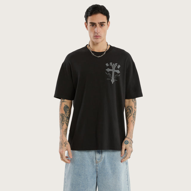 Model wears Lithium Box Fit Tee Jet Black T-Shirts in Black - Image 4