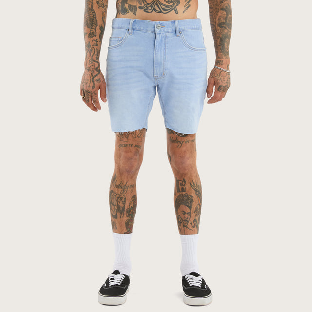 Model wears KS2 Denim Short Paradise Blue Shorts in Blue - Image 3