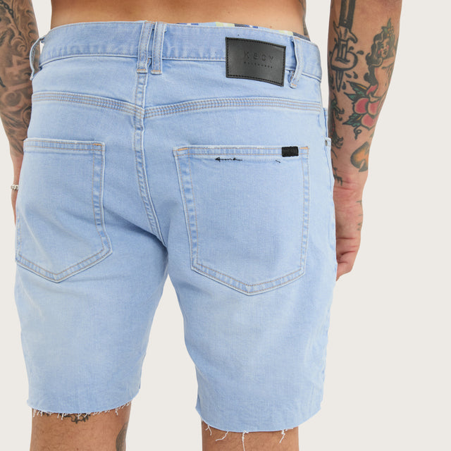 Model wears KS2 Denim Short Paradise Blue Shorts in Blue - Image 4