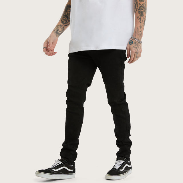 Model wears K1 Super Skinny Fit Jeans Black Pants in Black - Image 1