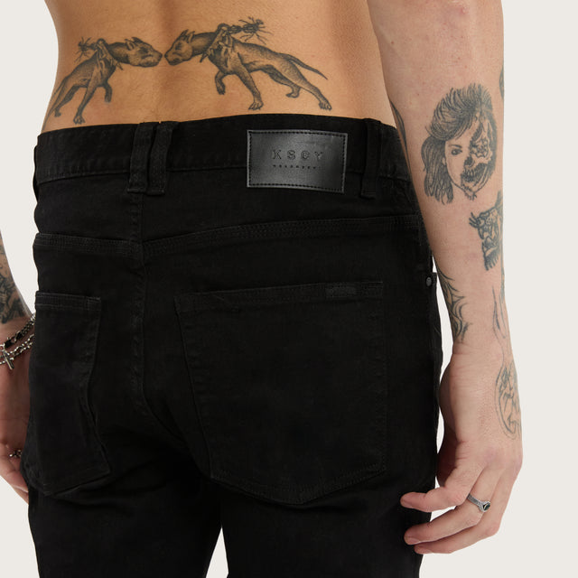 Model wears K1 Super Skinny Fit Jeans Black Pants in Black - Image 4