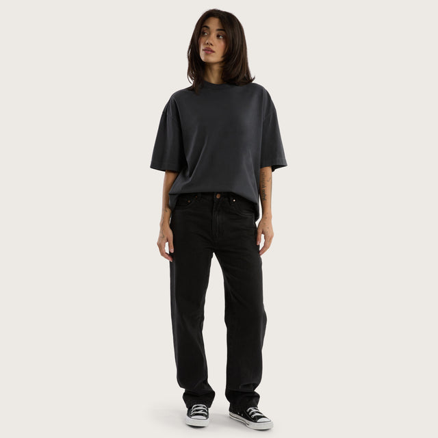 Model wears K5 Relaxed Fit Jean Black Grey Pants in Black - Image 5