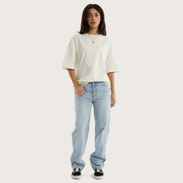 Model wears K5 Relaxed Fit Jean Sunbleached Blue Pants in Blue - Image 5