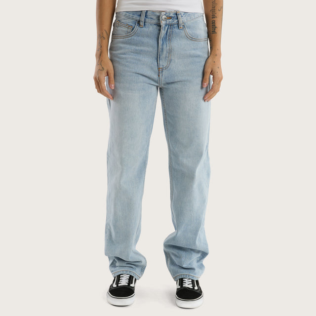 Model wears K5 Relaxed Fit Jean Sunbleached Blue Pants in Blue - Image 6