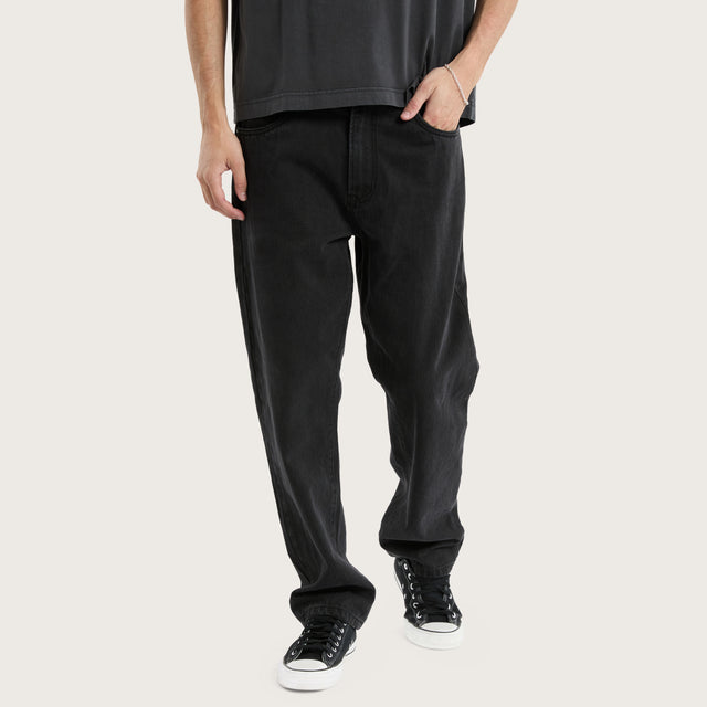 Model wears K5 Relaxed Fit Jean Black Grey Pants in Black - Image 3