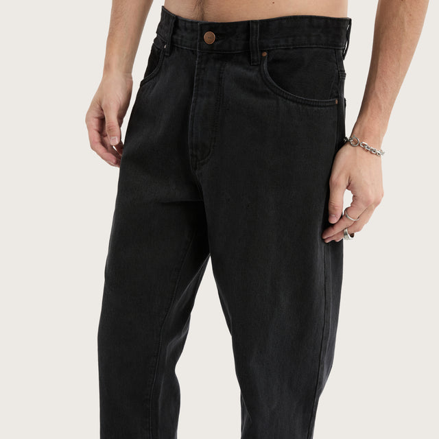 Model wears K5 Relaxed Fit Jean Black Grey Pants in Black - Image 7