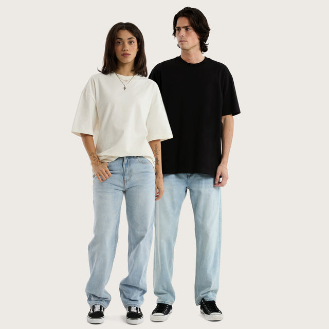 Model wears K5 Relaxed Fit Jean Sunbleached Blue Pants in Blue - Image 1