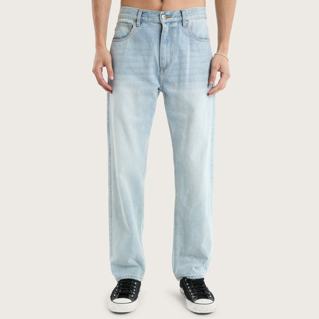 Model wears K5 Relaxed Fit Jean Sunbleached Blue Pants in Blue - Image 2