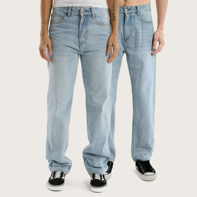 Model wears K5 Relaxed Fit Jean Sunbleached Blue Pants in Blue - Image 1