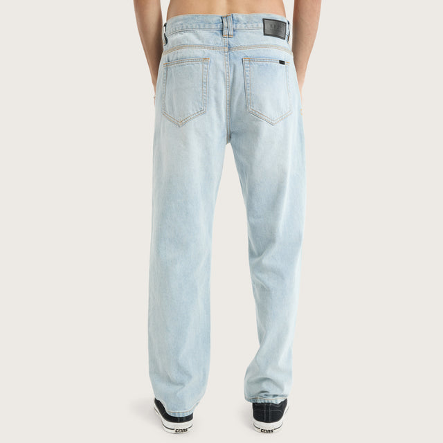 Model wears K5 Relaxed Fit Jean Sunbleached Blue Pants in Blue - Image 4