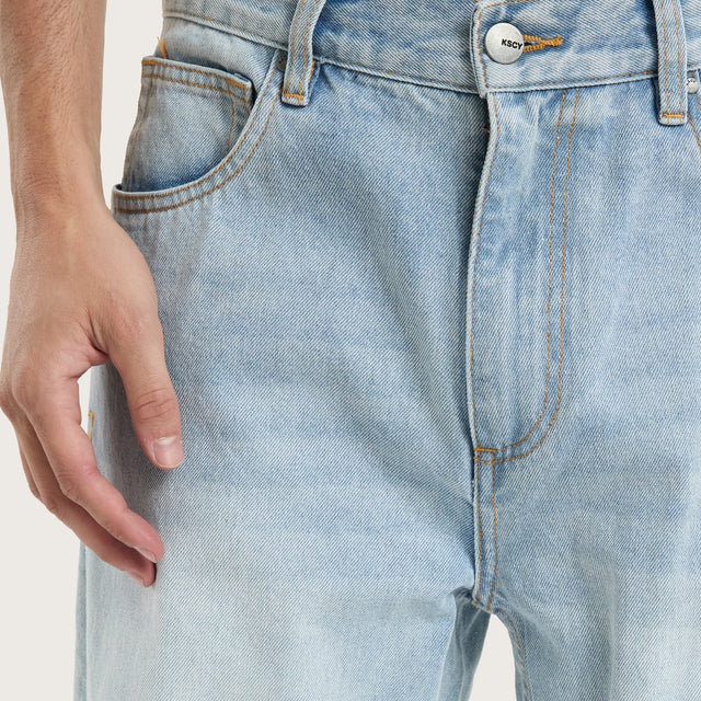 Model wears K5 Relaxed Fit Jean Sunbleached Blue Pants in Blue - Image 7