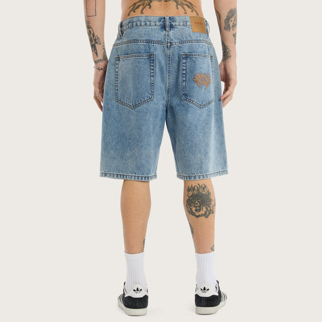 Model wears K6 Denim Jort Trashed Blue Shorts in 0 - Image 5