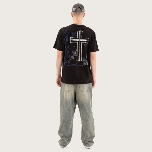 Model wears Fleeting Relaxed Tee Jet Black T-Shirts in Black - Image 5