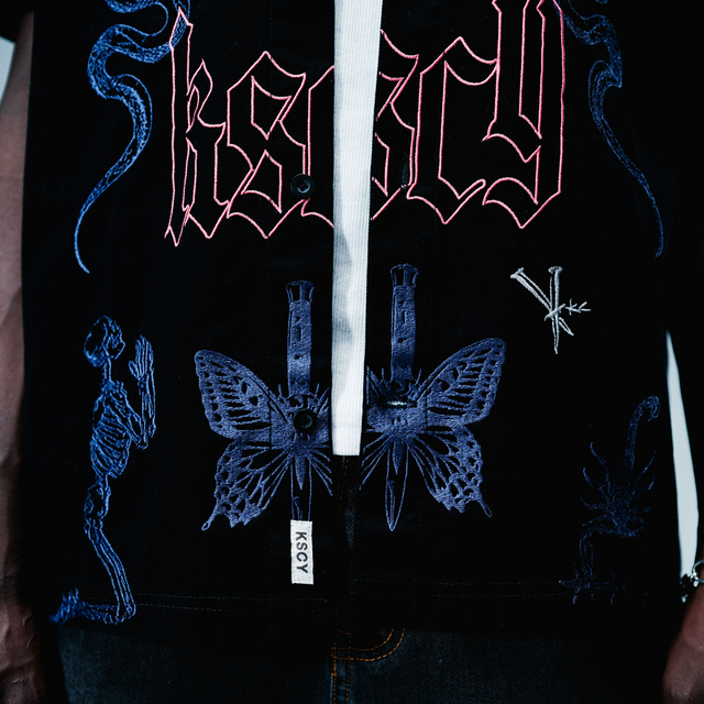 Model wears Menith Mechanic Shirt Jet Black Short Sleeve Shirts in Black - Image 2