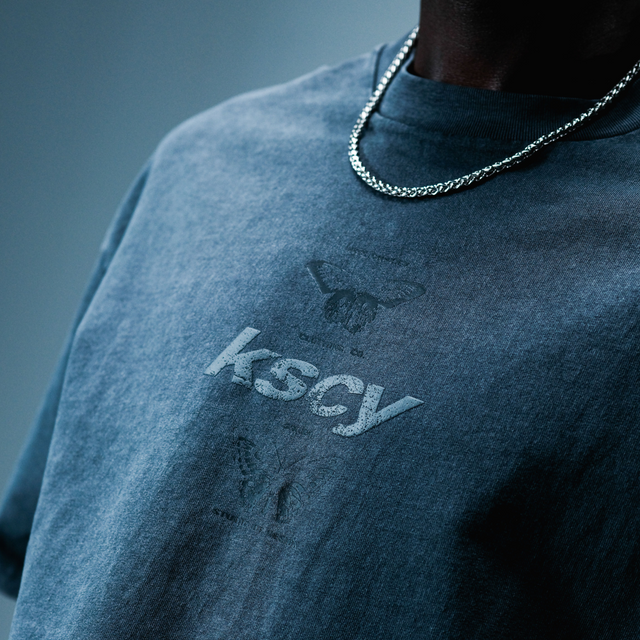 Model wears Tretio Street Tee Pigment Asphalt T-Shirts in Grey - Image 2